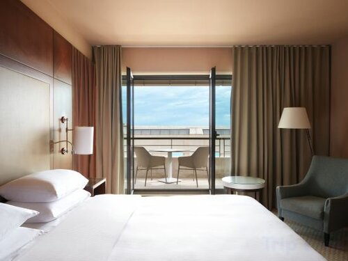 Partial Sea View King Room в Hyatt Regency Nice Palais de la Mediterranee