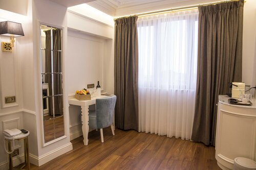 Family Connecting Suite в Mina Hotel