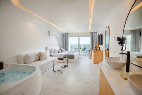 Deluxe Jacuzzi Room в White Hills Resort