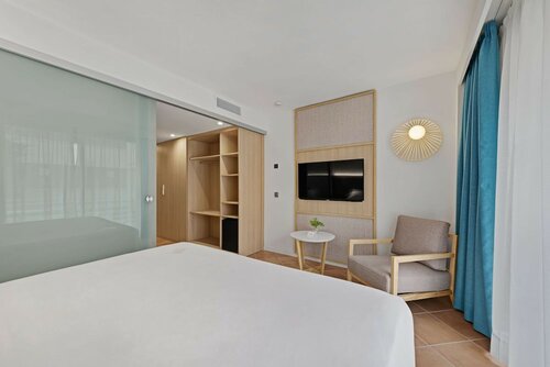 Улучшенный номер, вид на бассейн (2 Adults + 1 Child) в Occidental Cala Viñas