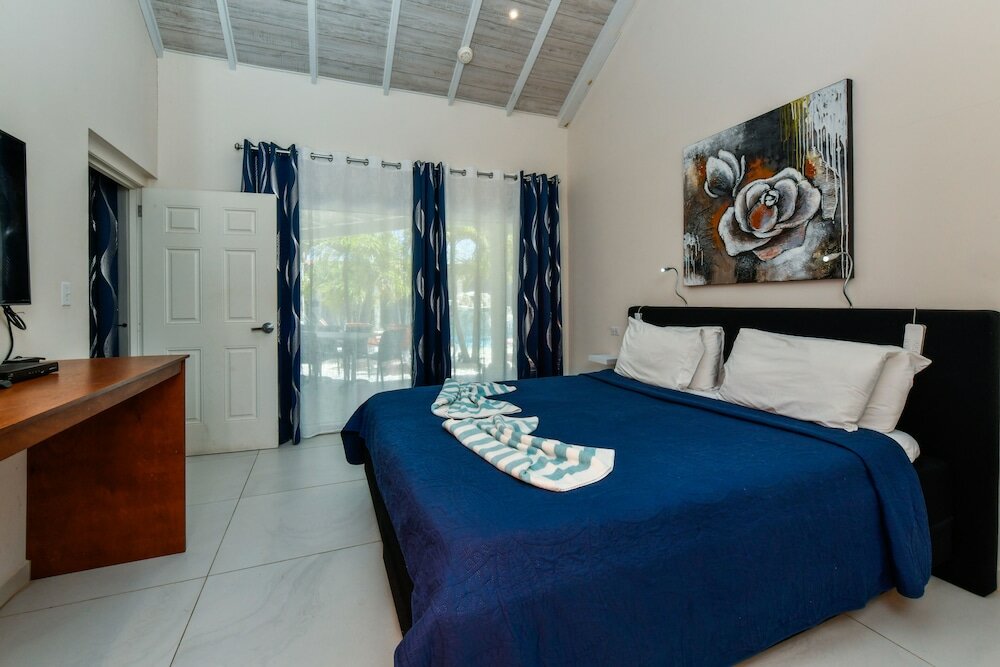 Pool side villa 3 with Private Garden Hot Tub XXL