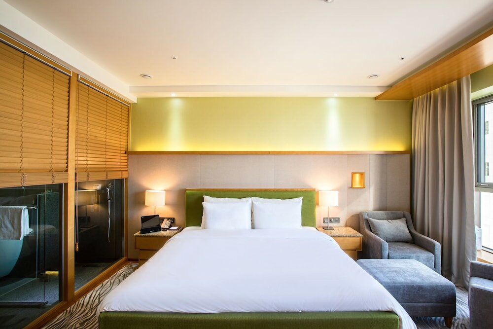 2.Deluxe King Room