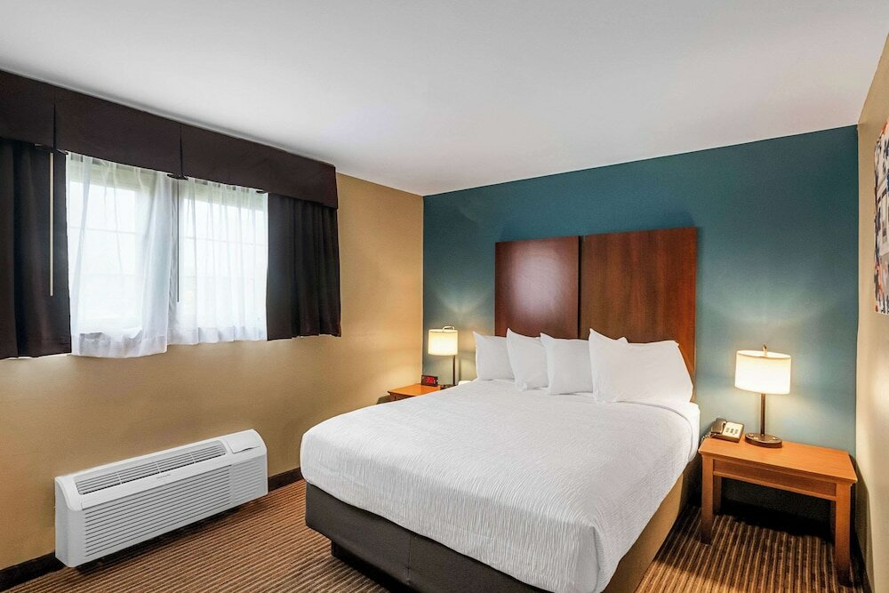 Suite, 1 Queen Bed, Non Smoking (Efficiency)