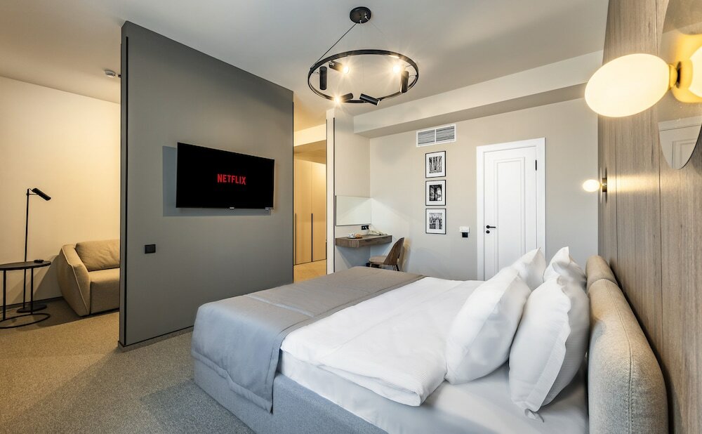 Senior Suite, 1 King Bed, Non Smoking