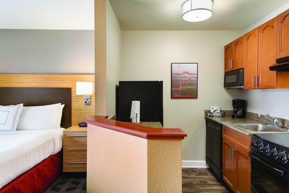 Studio, 1 Queen Bed with Sofa bed (Mobility Accessible, Roll-In Shower)