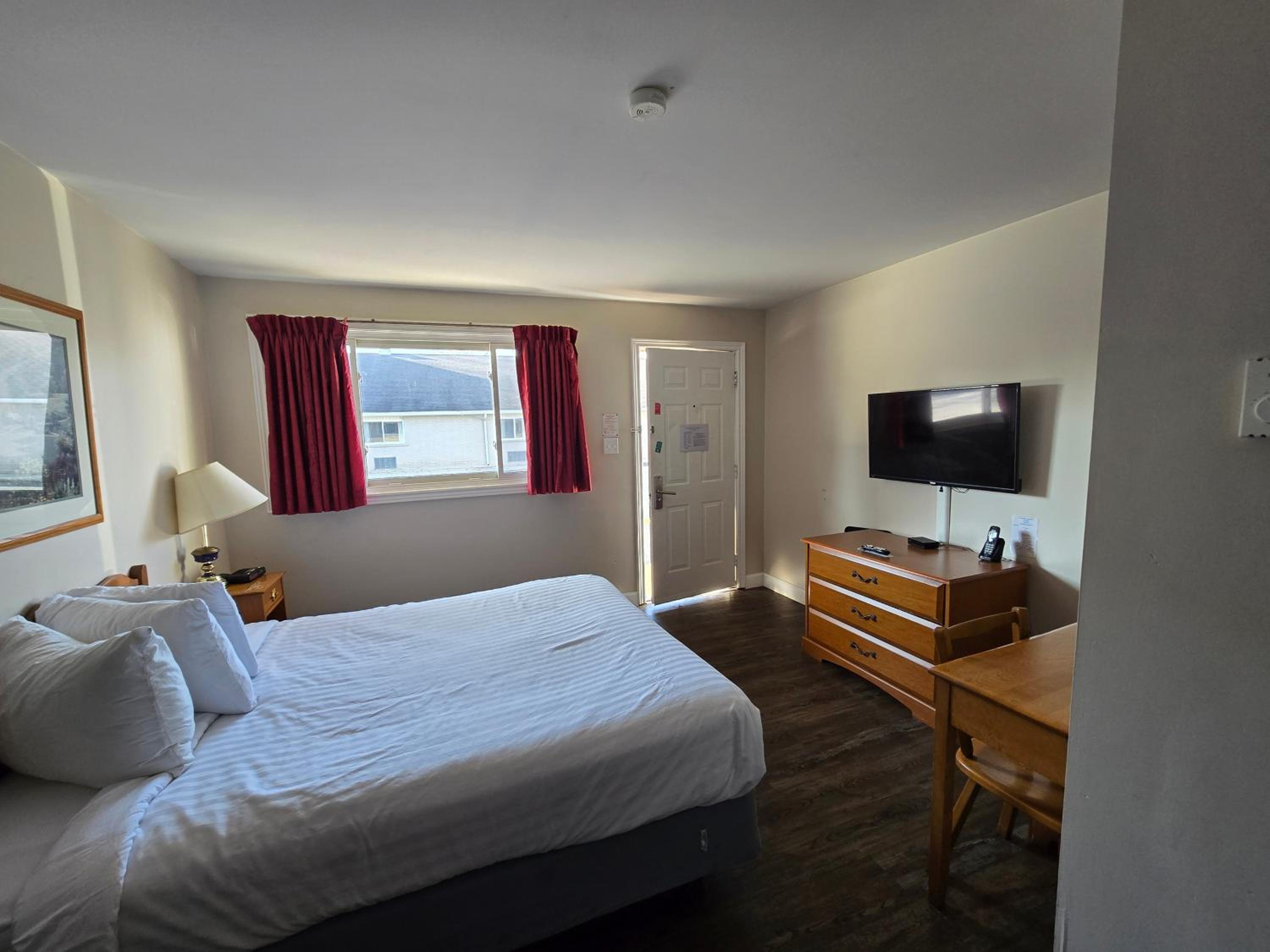 Queen Room - Exterior Access/Non-Smoking