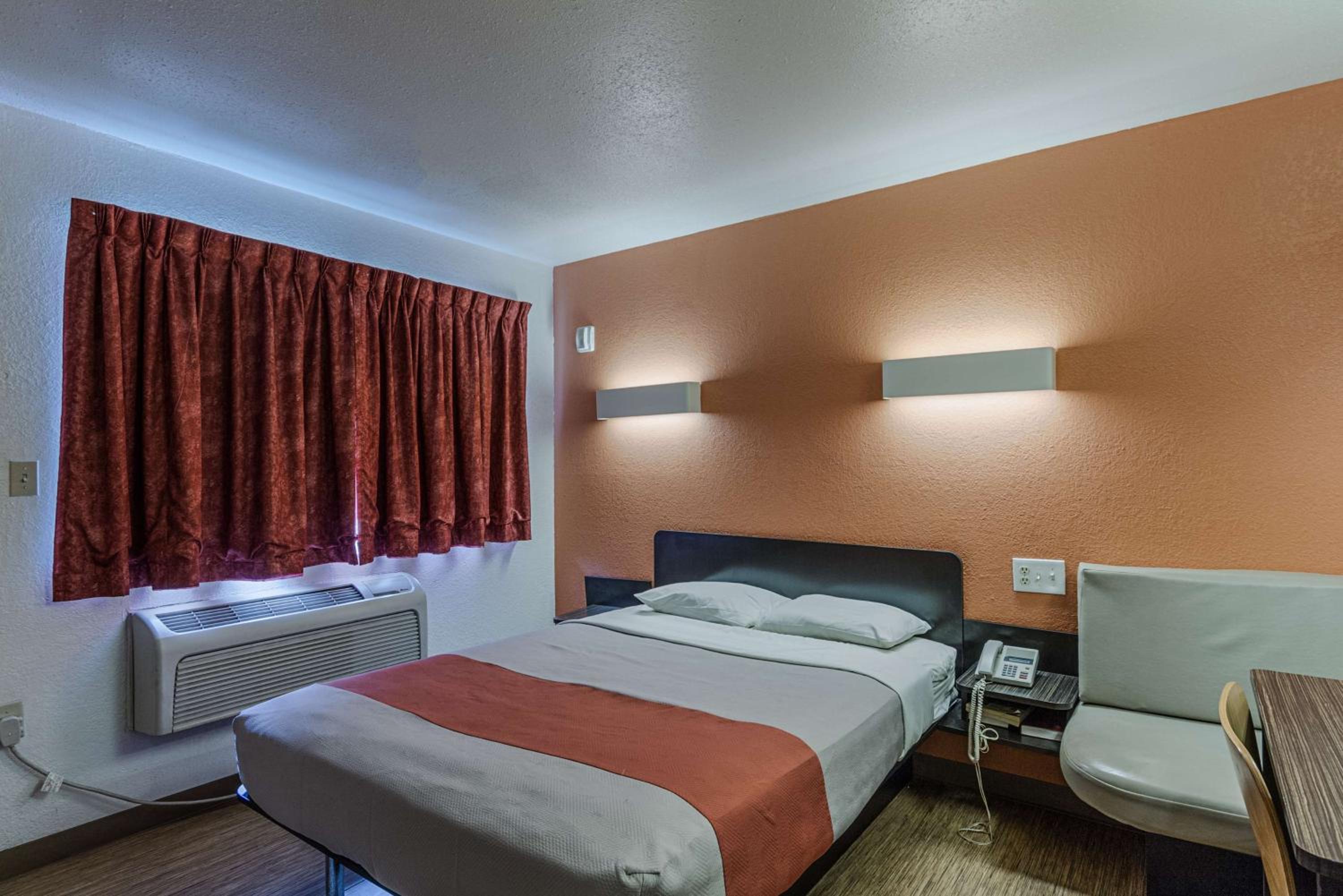 Queen Room - Disability Access - Non-Smoking