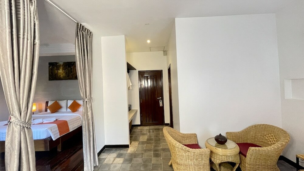 Family Room, Balcony, Pool View (Free Bus Station Pick up)