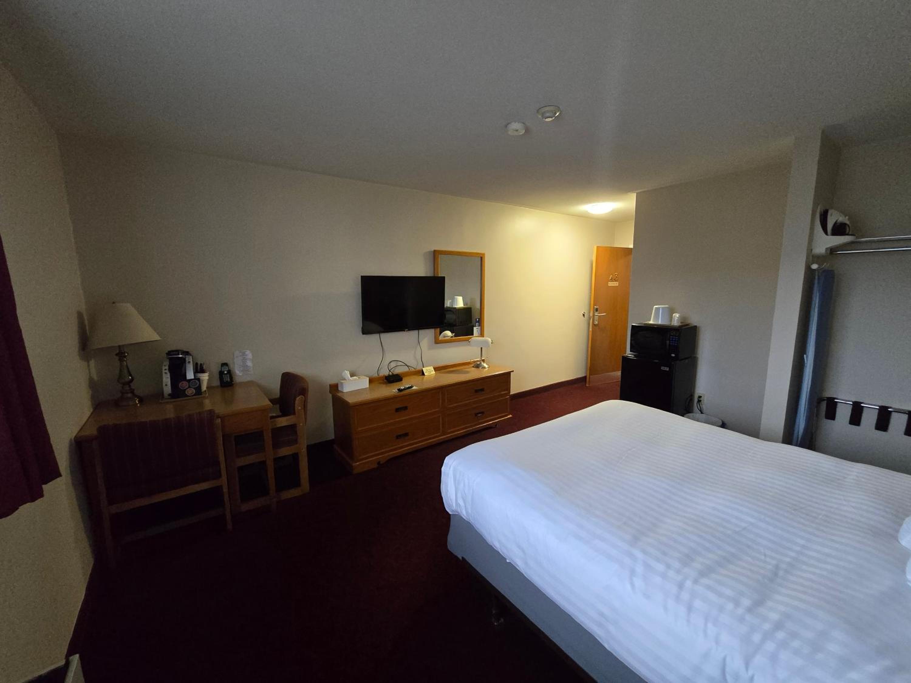 Queen Room - Hallway Pool Access/Non-Smoking