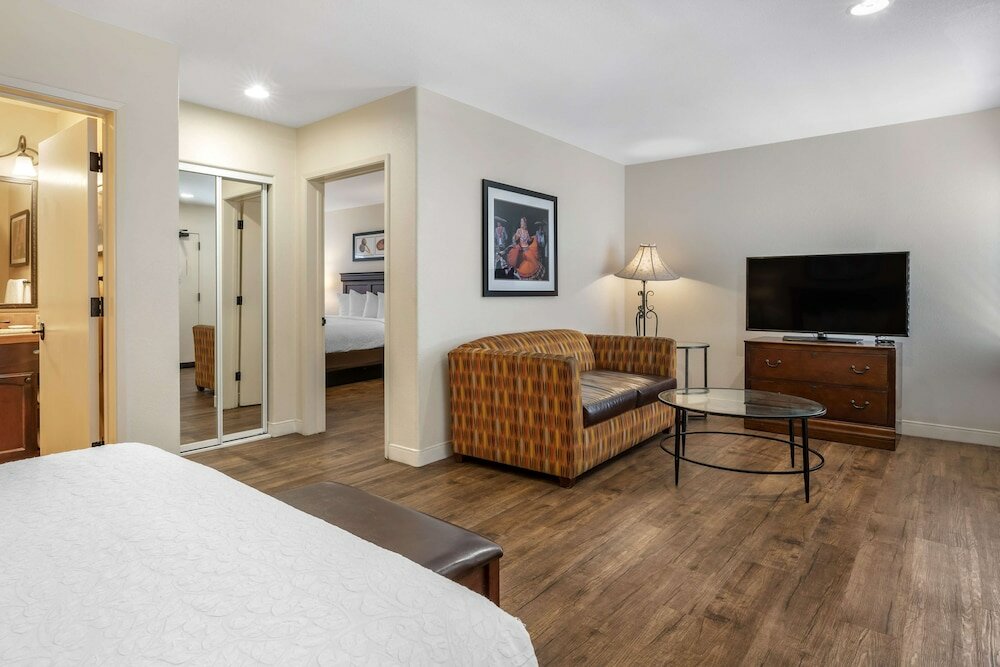 Suite, Multiple Beds, Non Smoking, Jetted Tub
