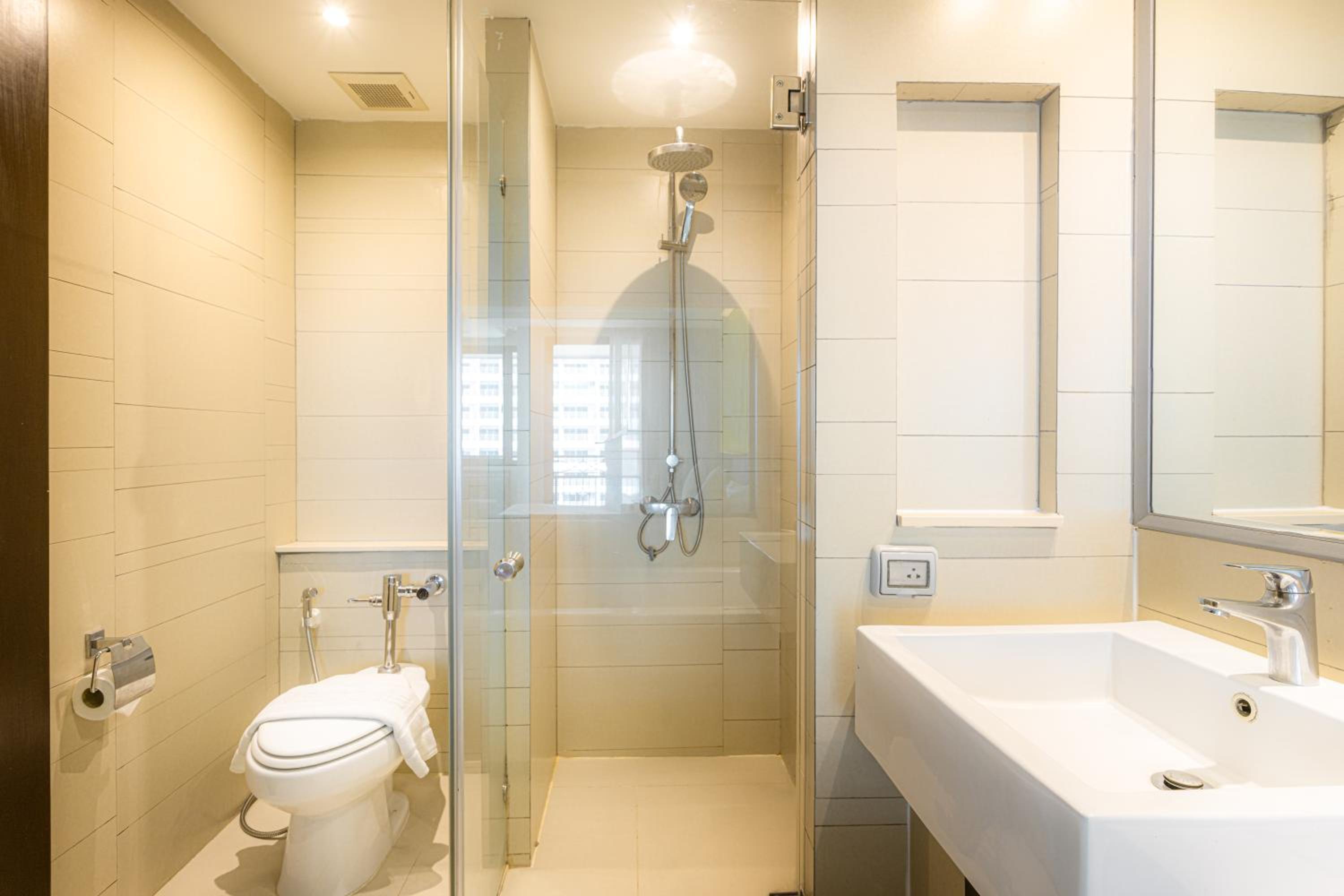 Deluxe Double Room with Side Sea View