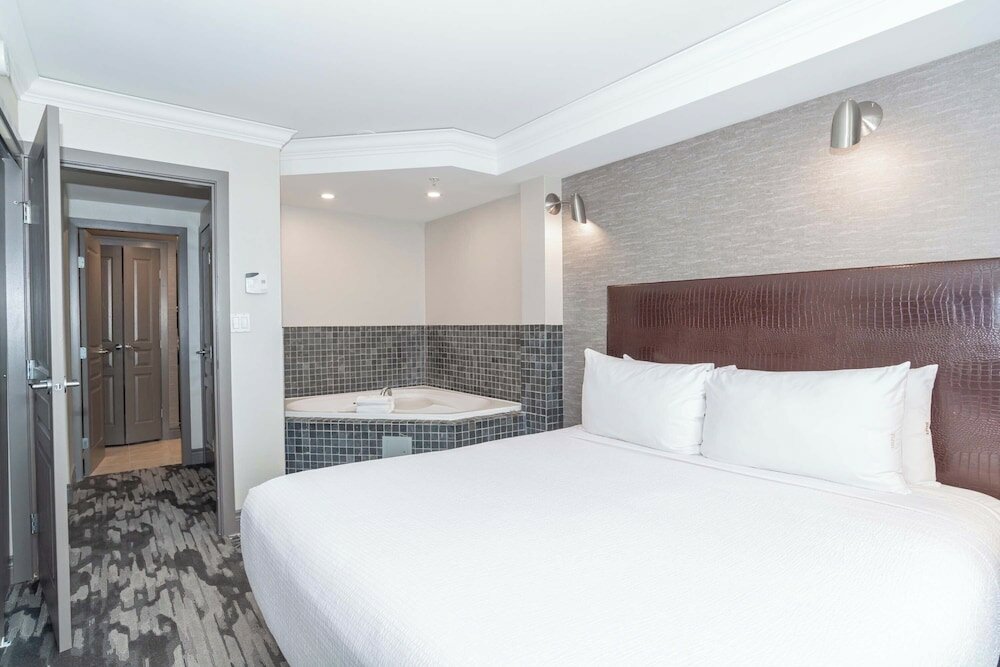 Suite, 1 King Bed, Kitchen (Washer Dryer, Jacuzzi)
