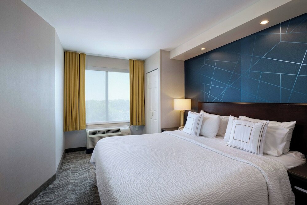 Suite, 1 King Bed with Sofa bed (Mobility/Hearing Accessible, Tub)