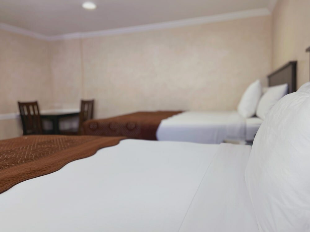Deluxe Room, Two Queen beds, Non Smoking, Jetted Bathtub