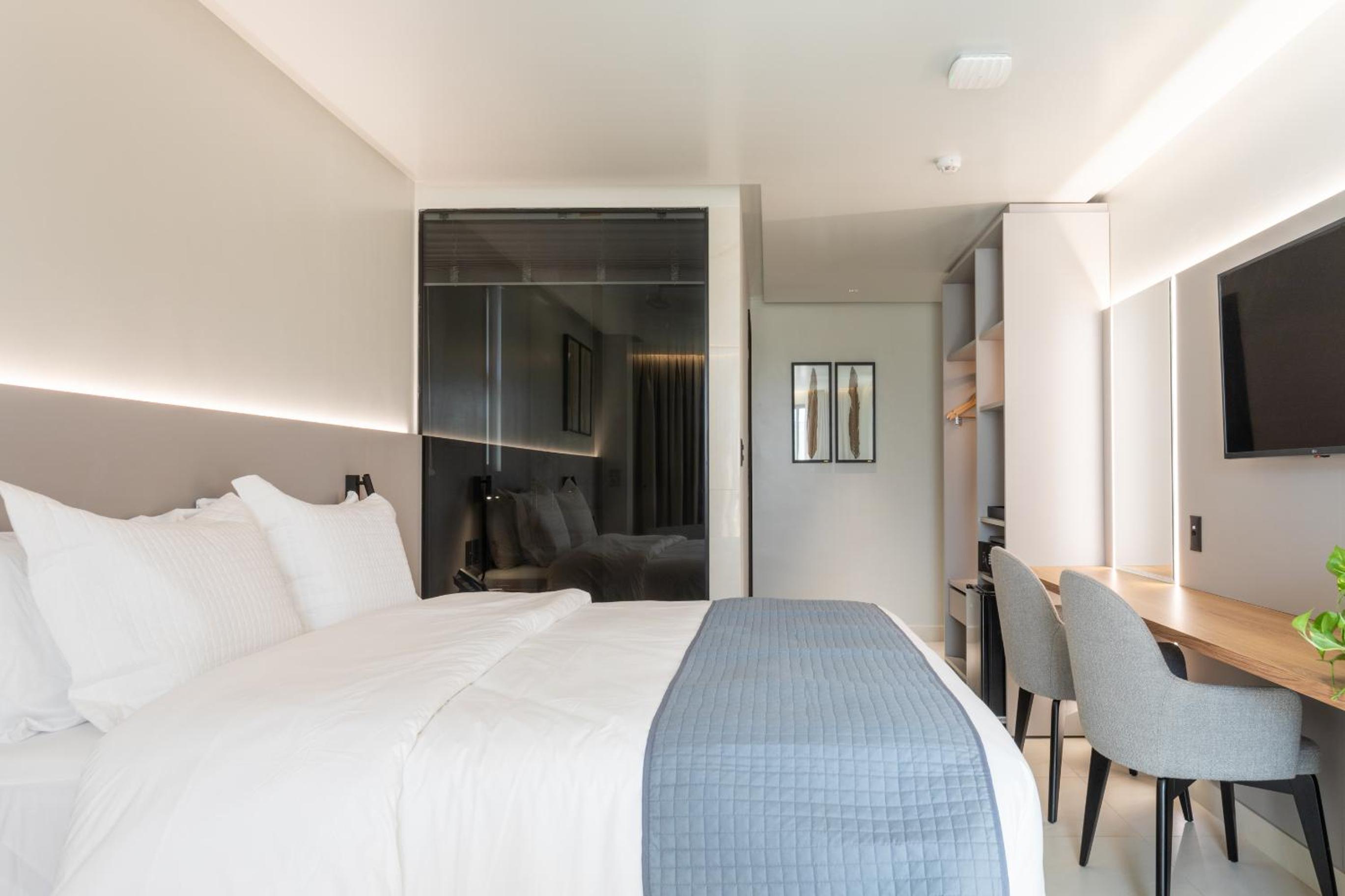 Deluxe Suite with Spa Bath