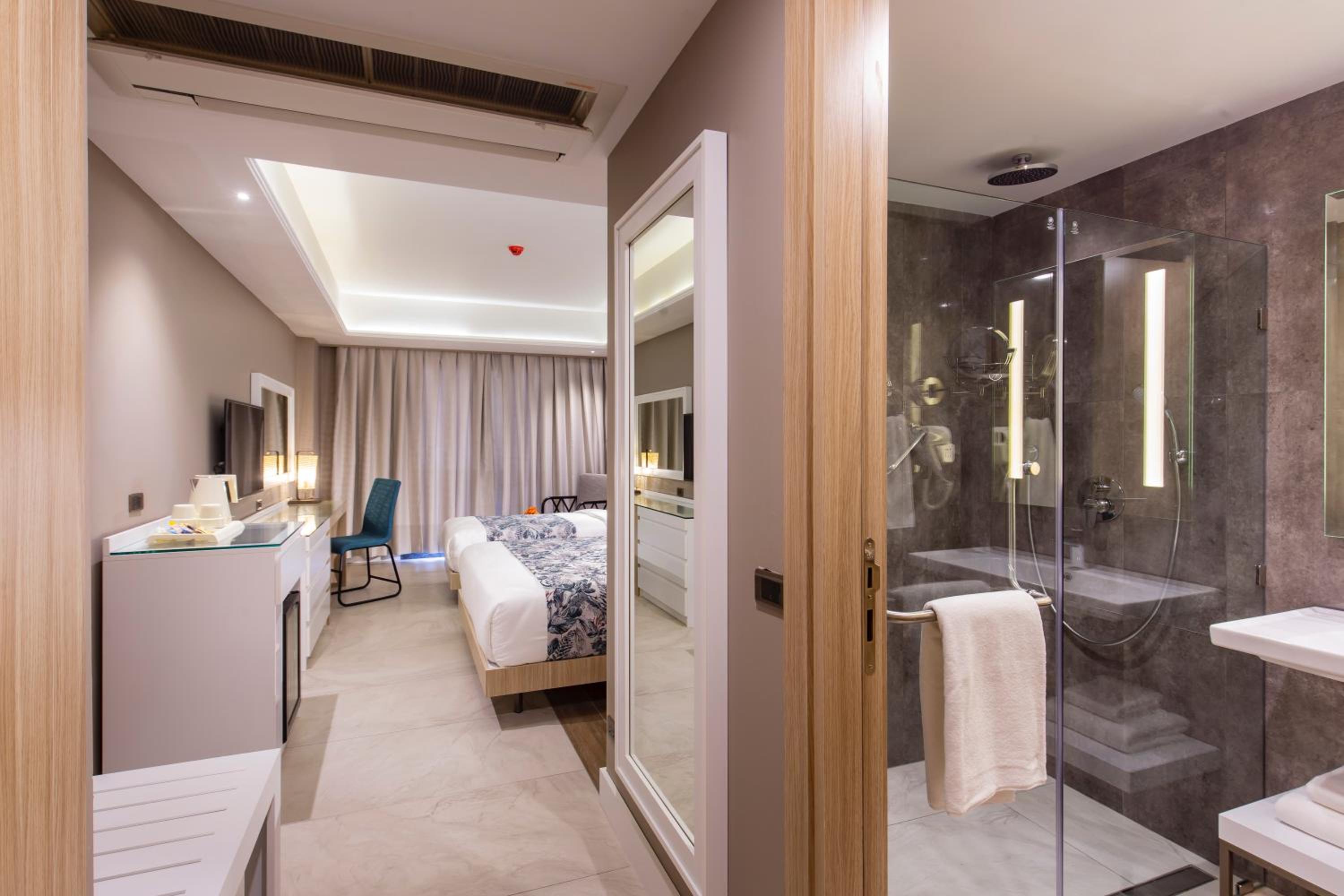 Deluxe Room (2 Adults + 1 Child)