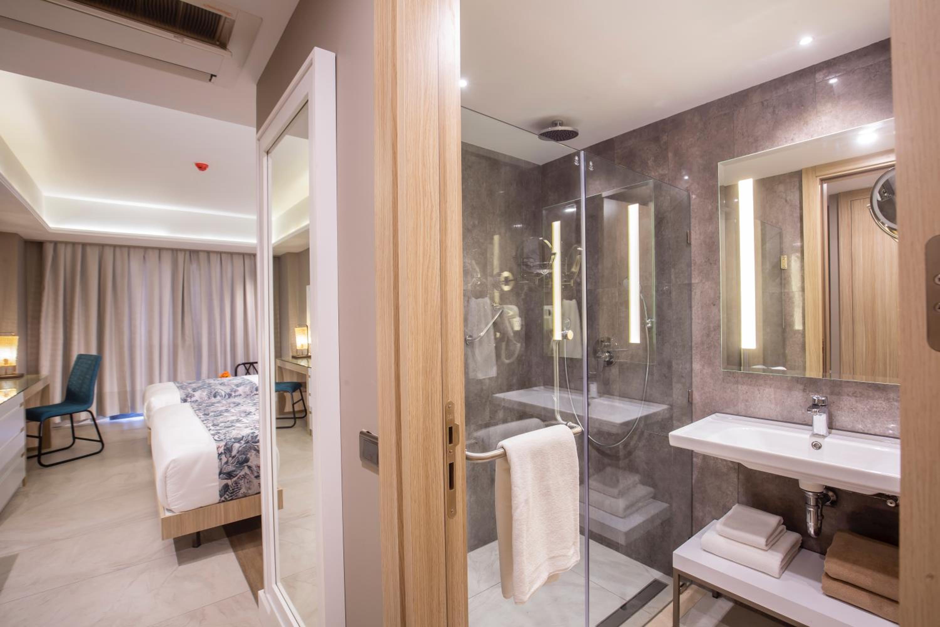 Deluxe Room (2 Adults + 1 Child)
