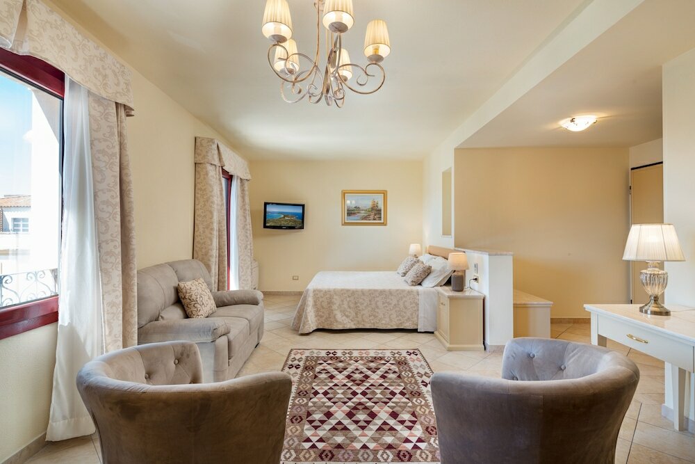 Junior Suite, 1 King Bed, Balcony
