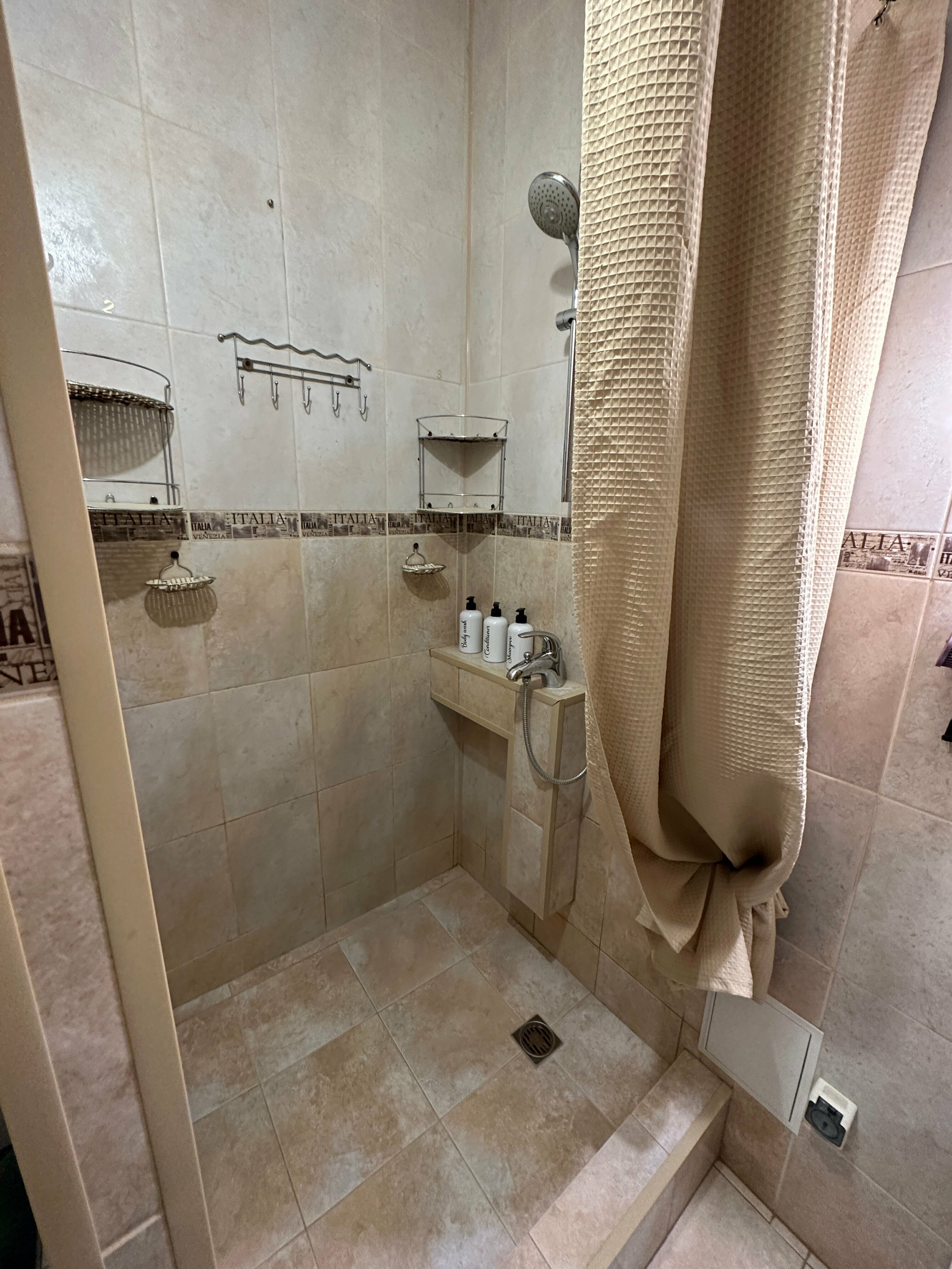 Двухместный номер с двуспальной кроватью и дополнительной кроватью