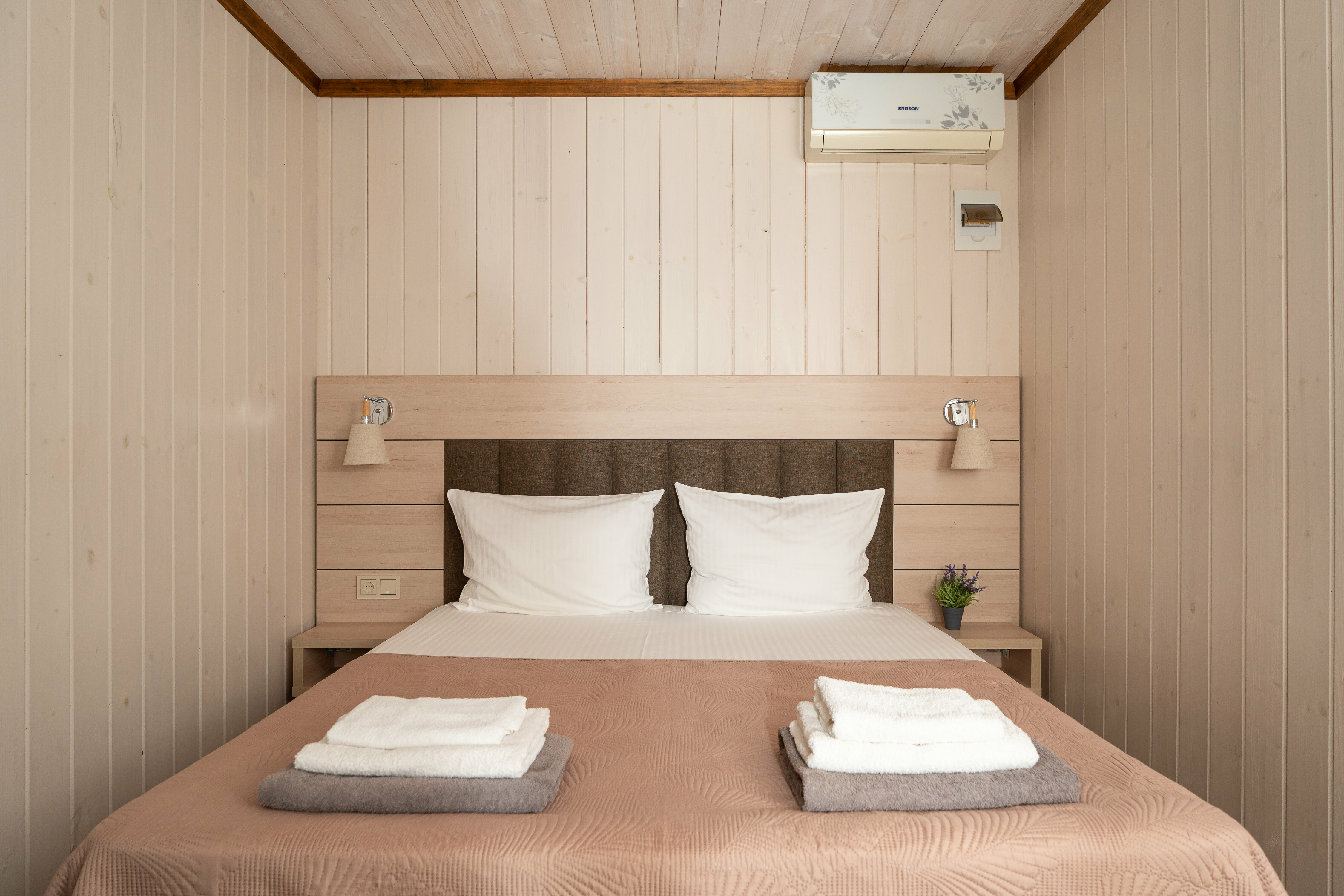 Четырехместный номер с двуспальной кроватью, двумя односпальными и террасой