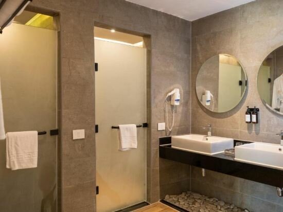 Family Jacuzzi Suite– Posh Club