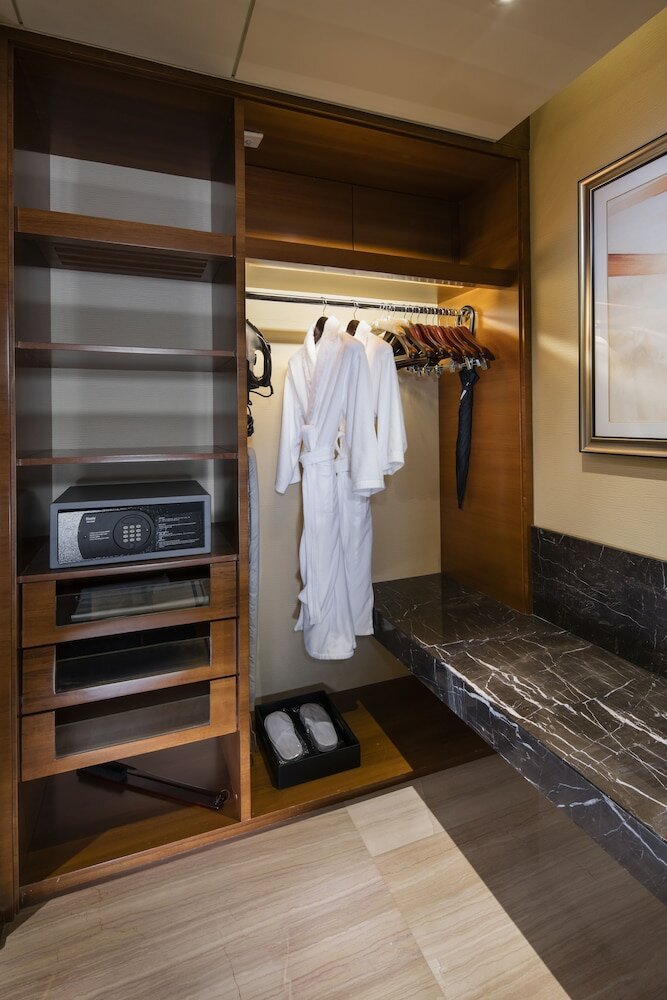 1 KING BED HILTON DELUXE