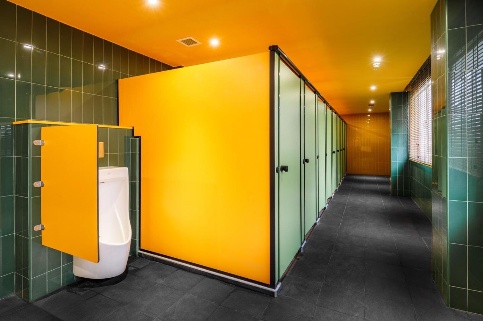 King Pod In Mixed Dorm