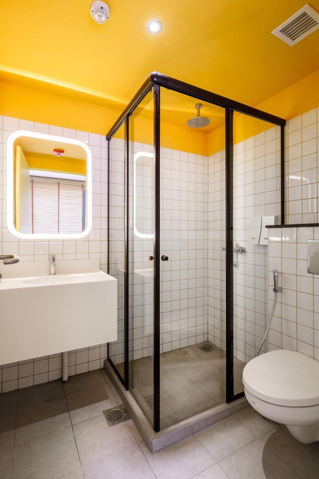 King Pod In Mixed Dorm