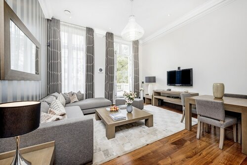 Executive One Bedroom Apartment with Balcony в 130 Queen's Gate Apartments