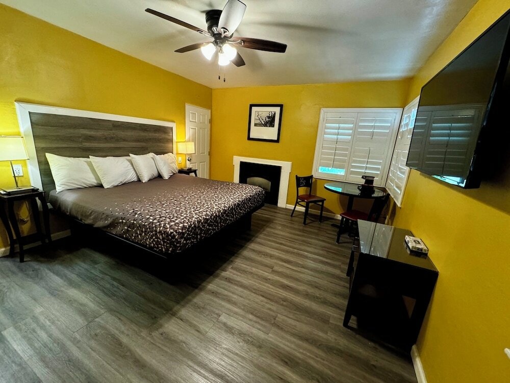 King Bedroom: Full Ocean View