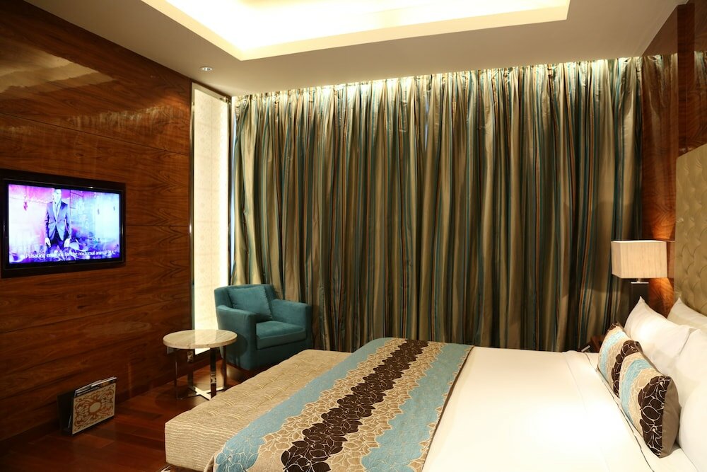 Luxury Room King Bed with Bath Tub