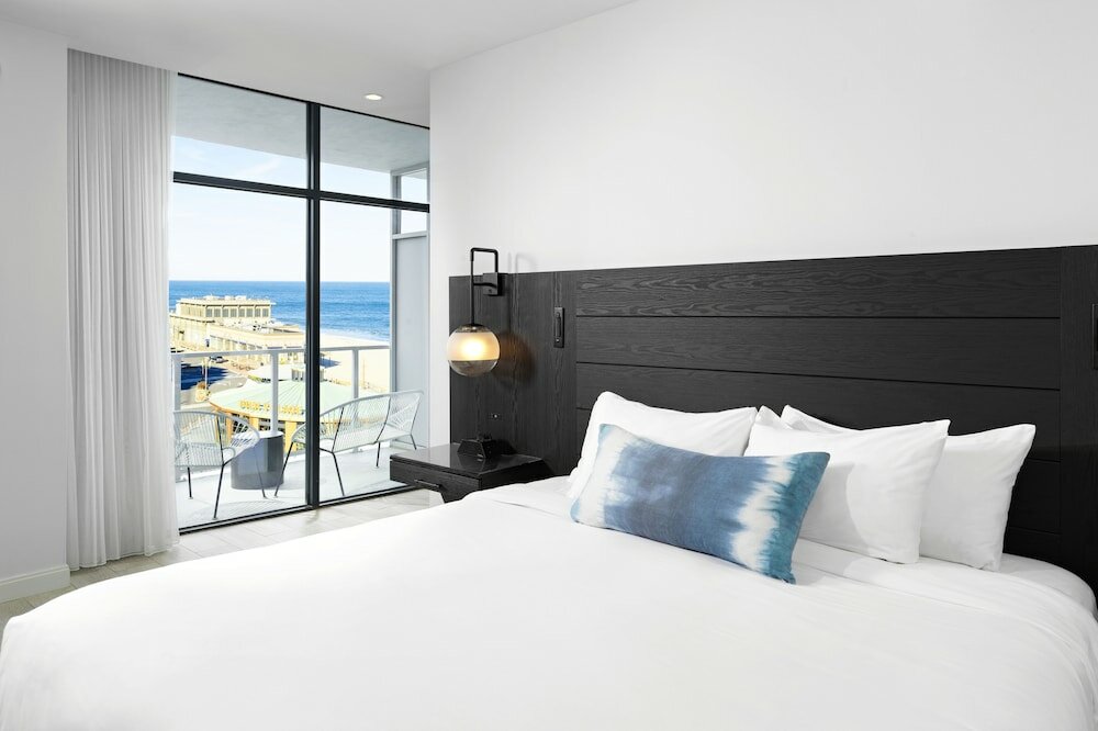 Deluxe Suite, 1 King Bed, Terrace (Junior)