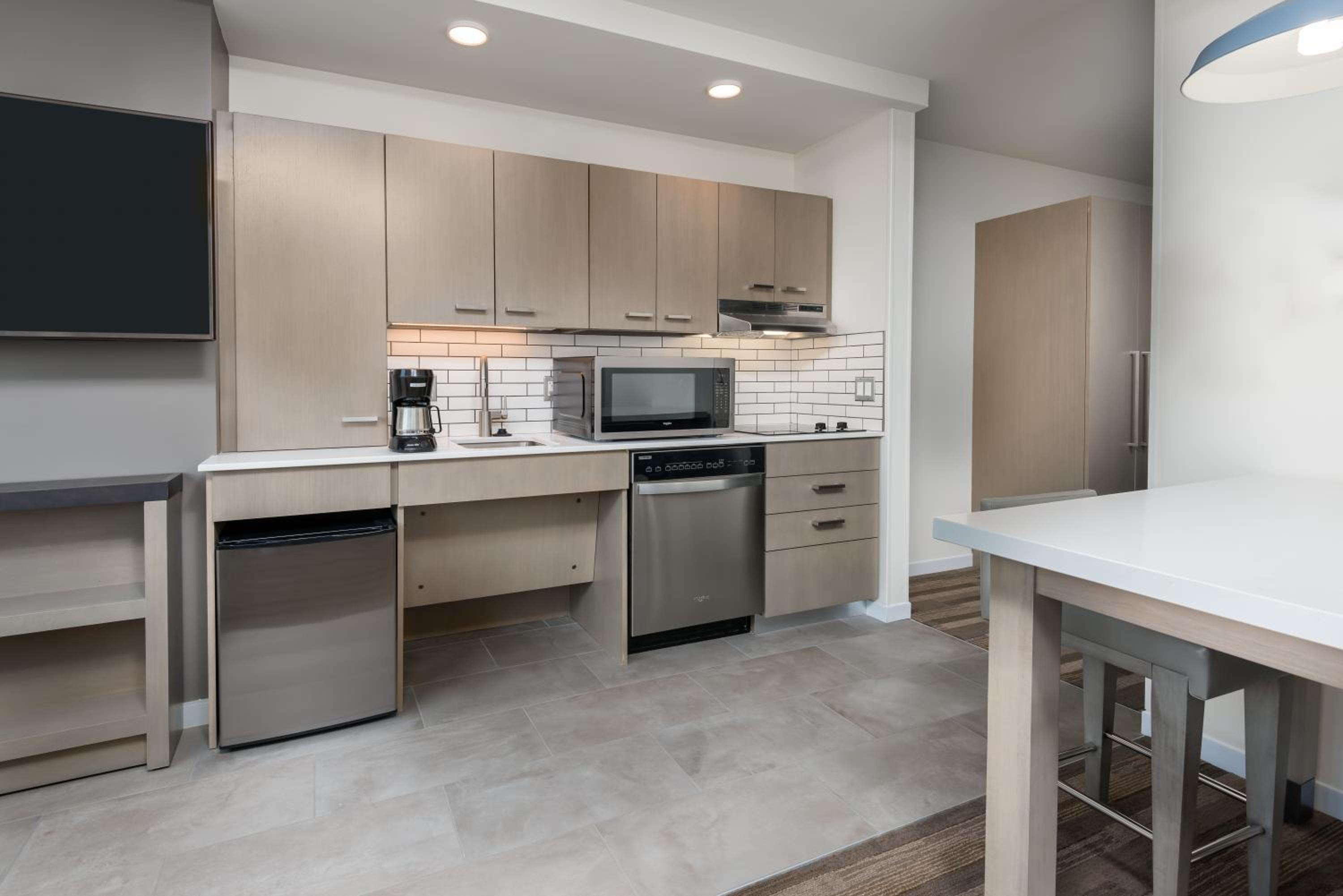 King Studio Suite with Sofa Bed, Kitchen and Roll-In Shower - Disability Access