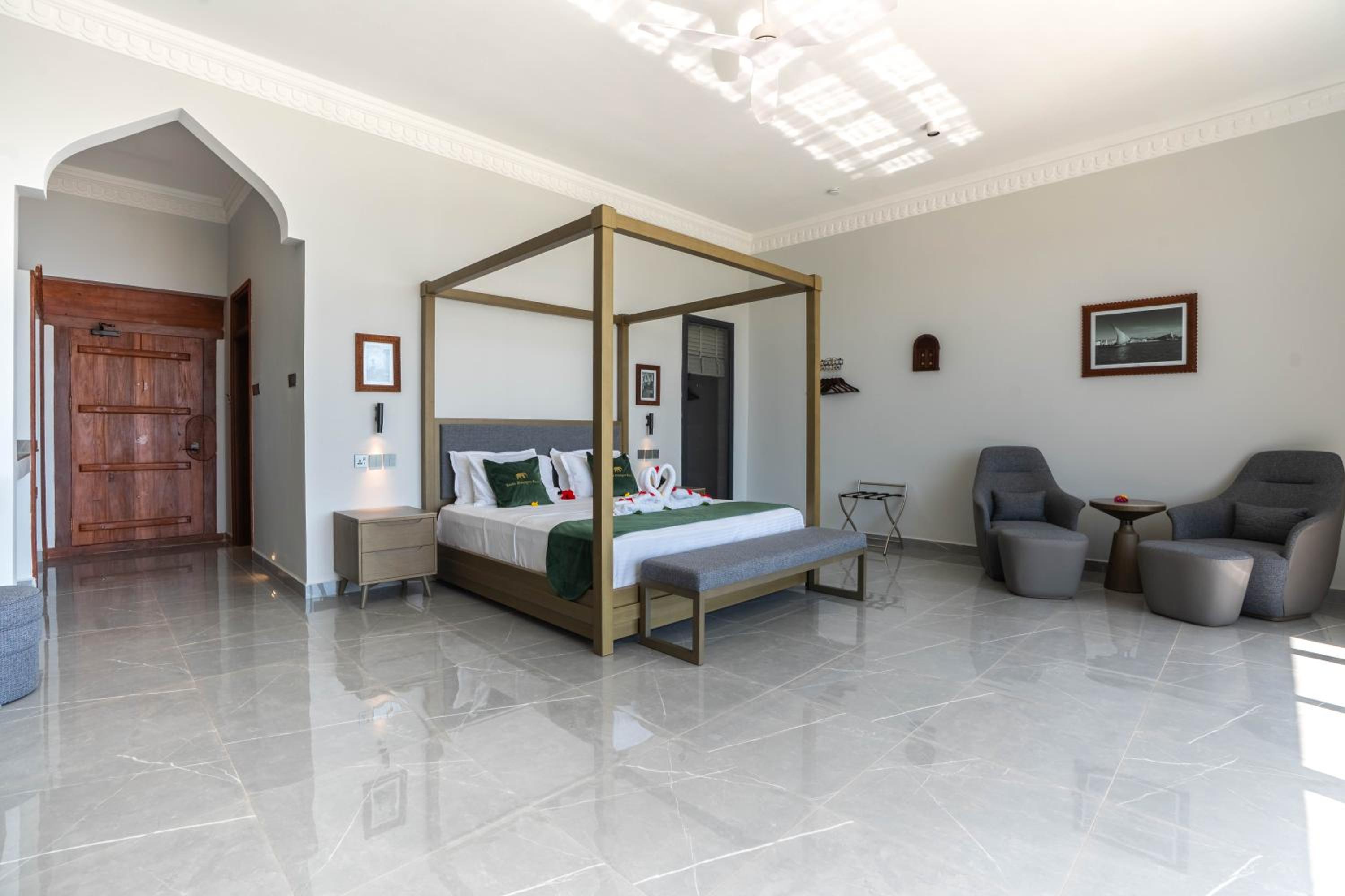 Suite with Balcony Pool View & Sea View