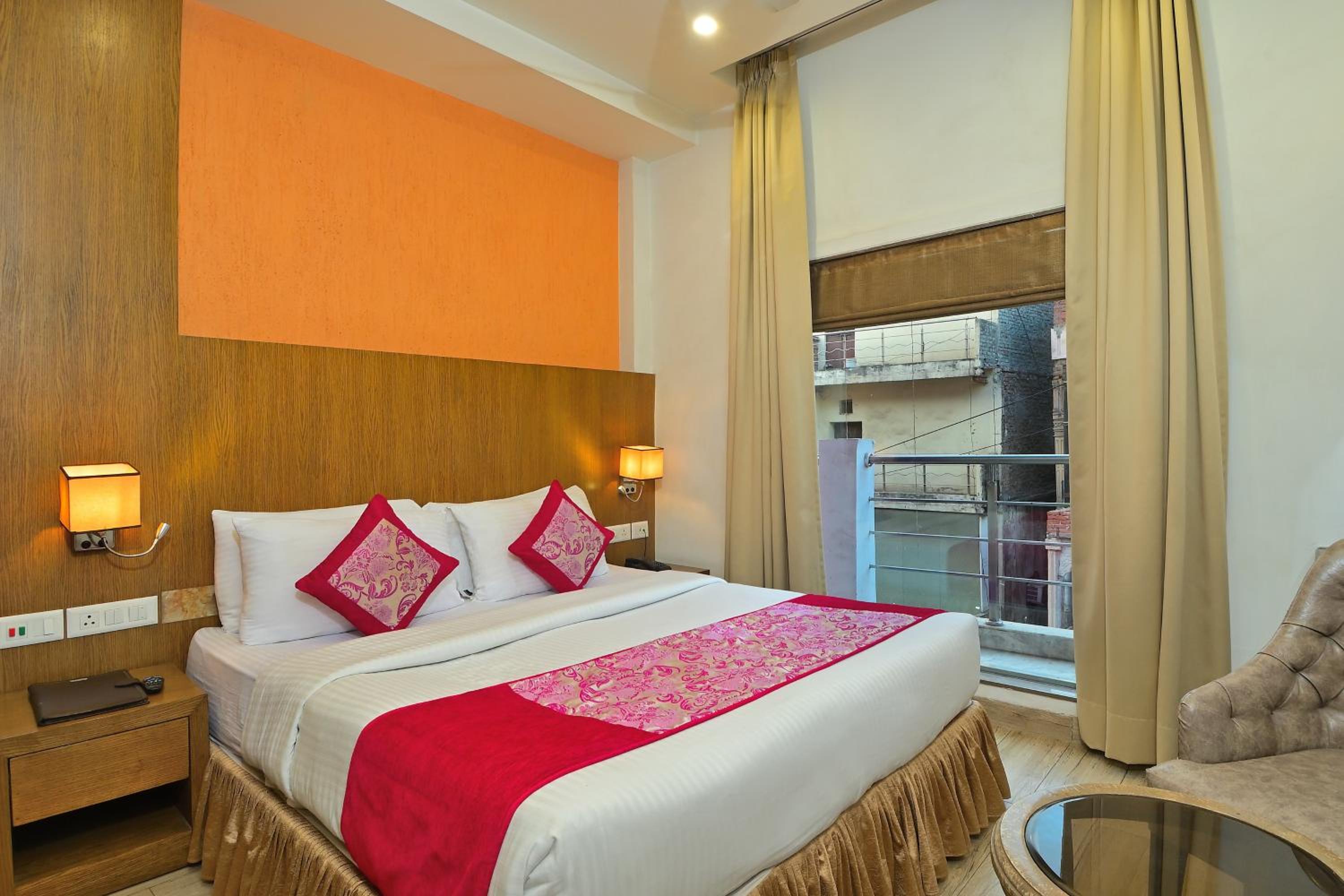 Gold Compact Room