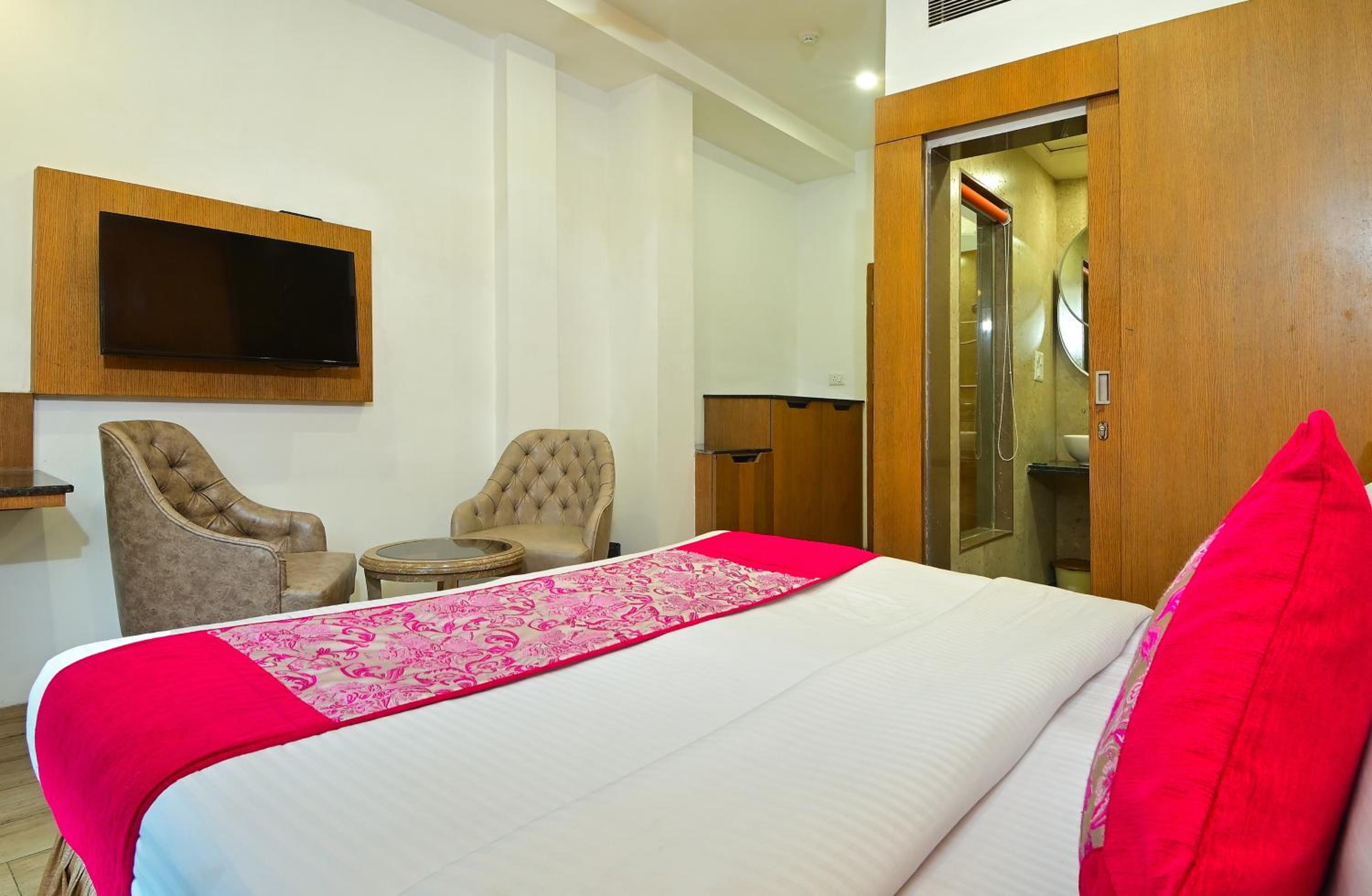 Gold Compact Room