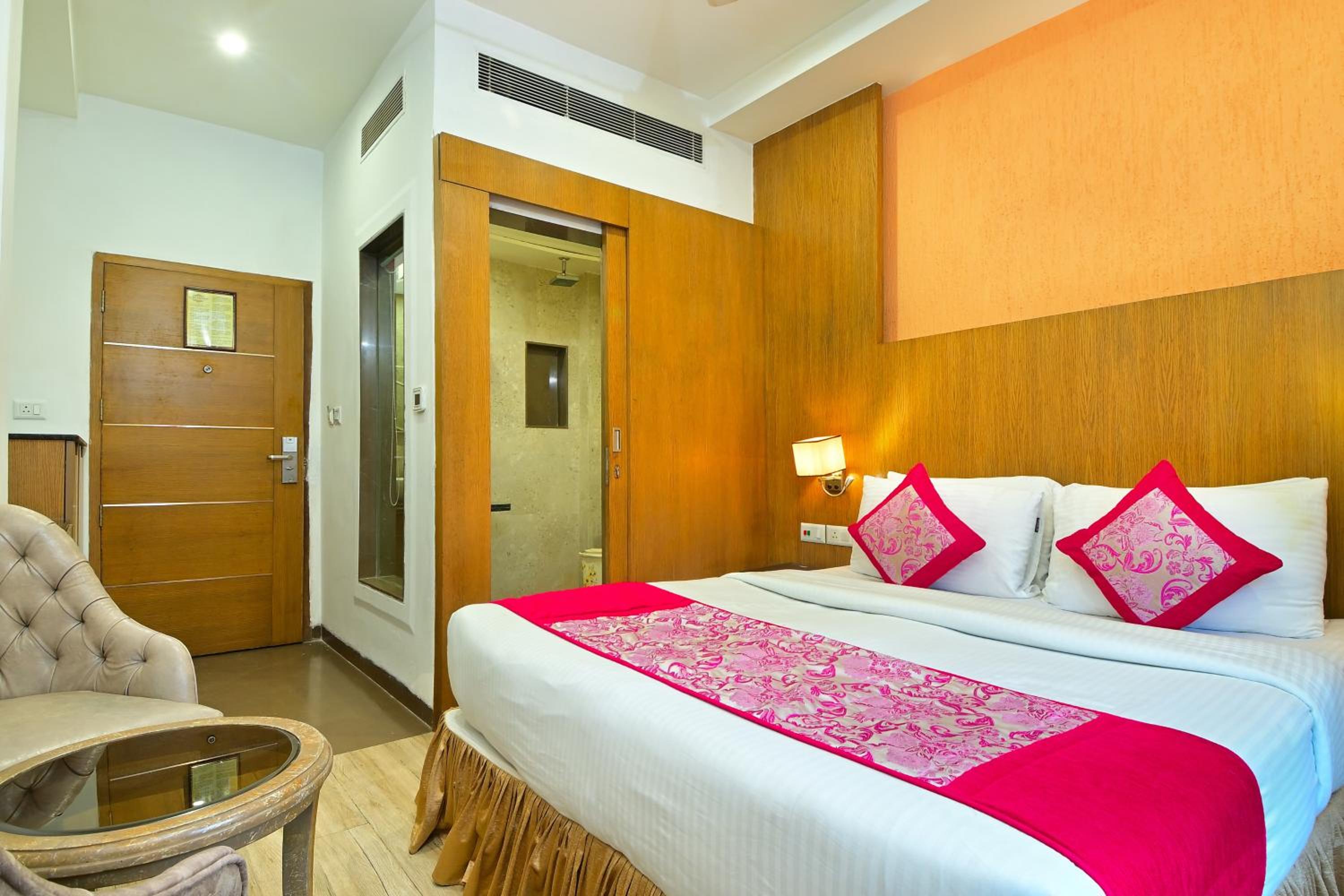 Gold Compact Room