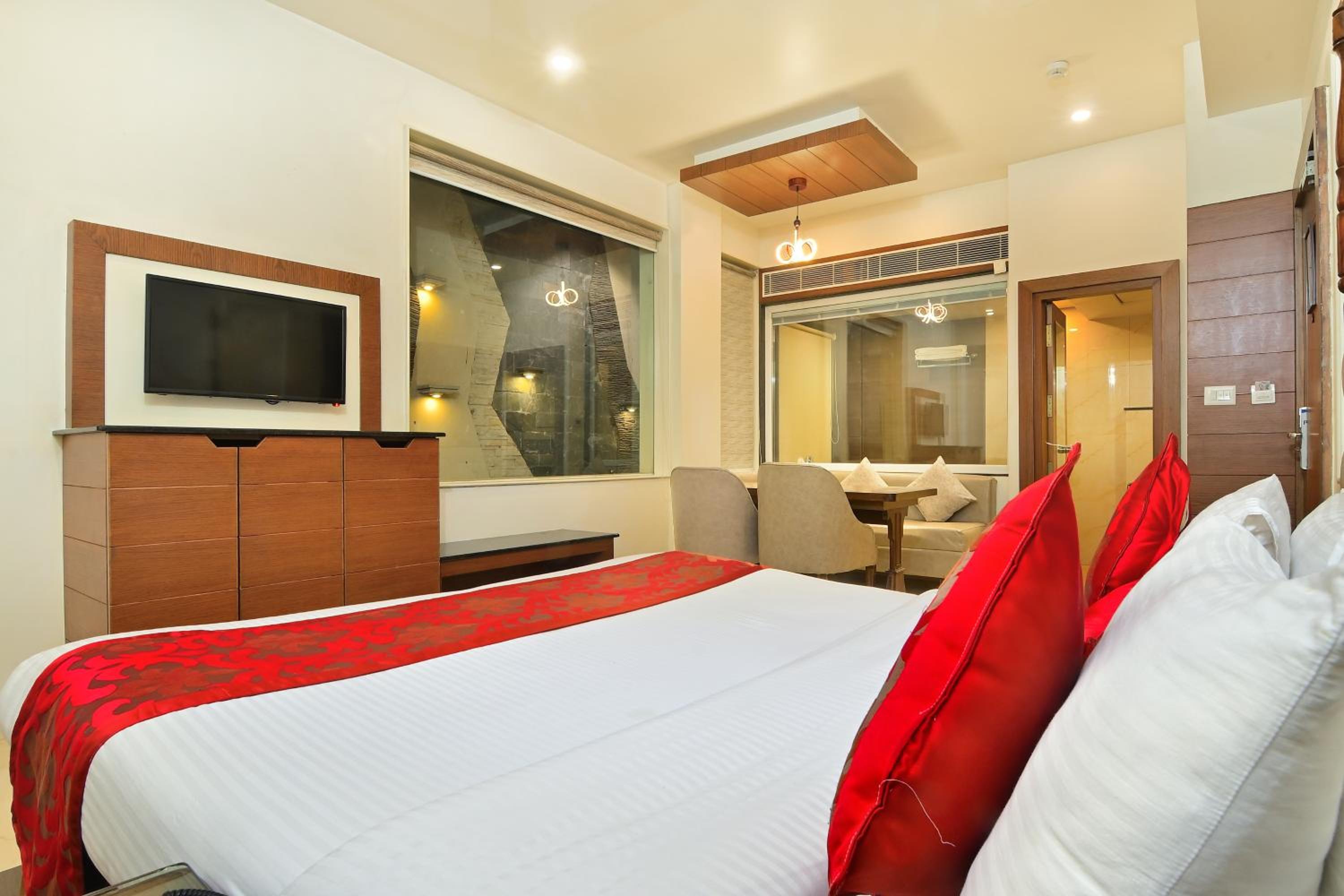 Suite Room With Bathtub