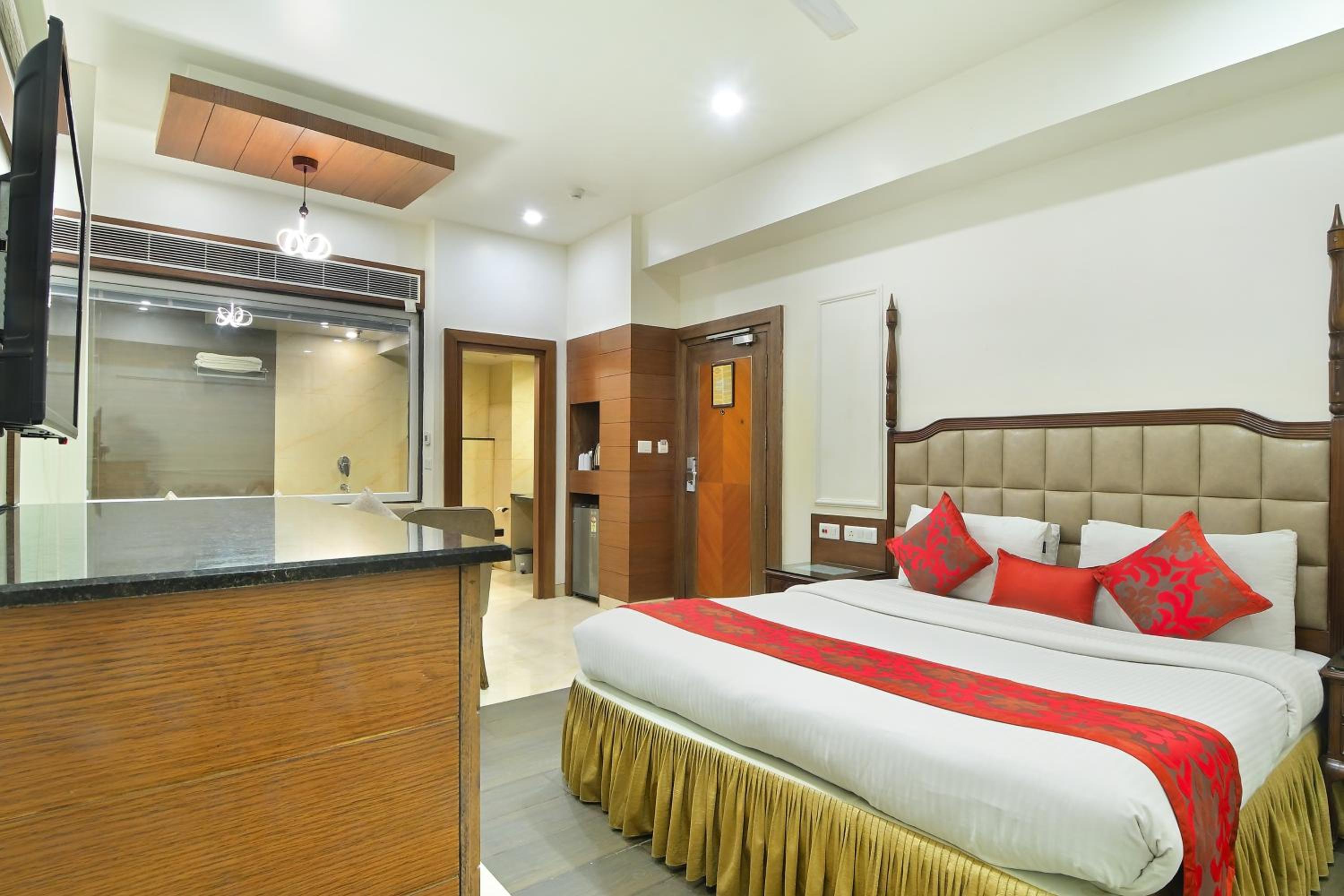 Suite Room With Bathtub