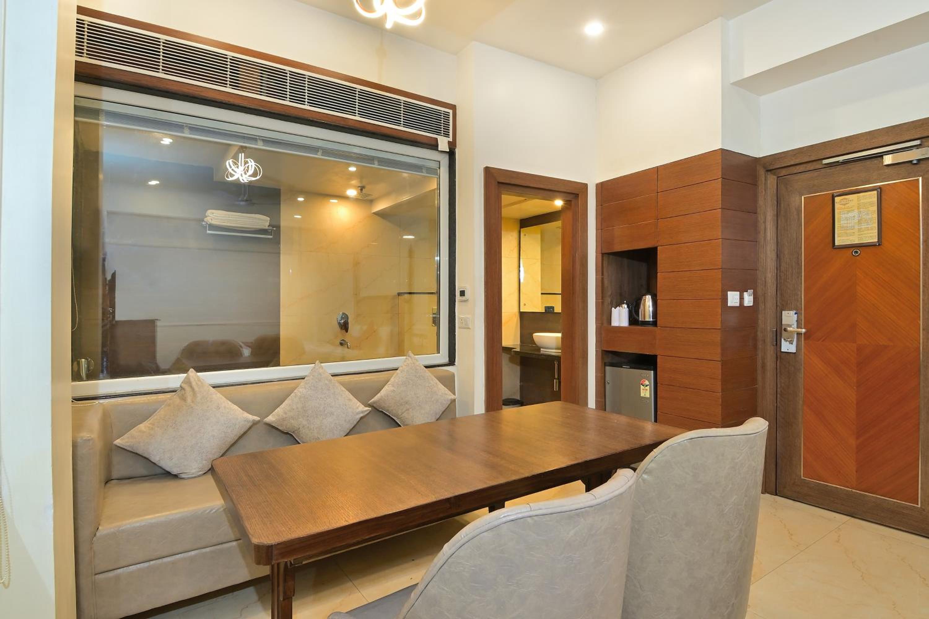Suite Room With Bathtub