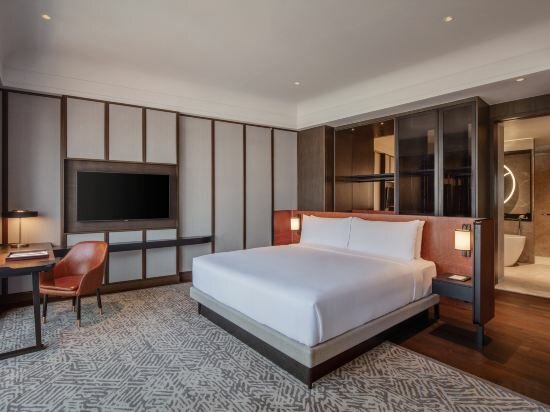 Ambassador King Suite - Lounge Access