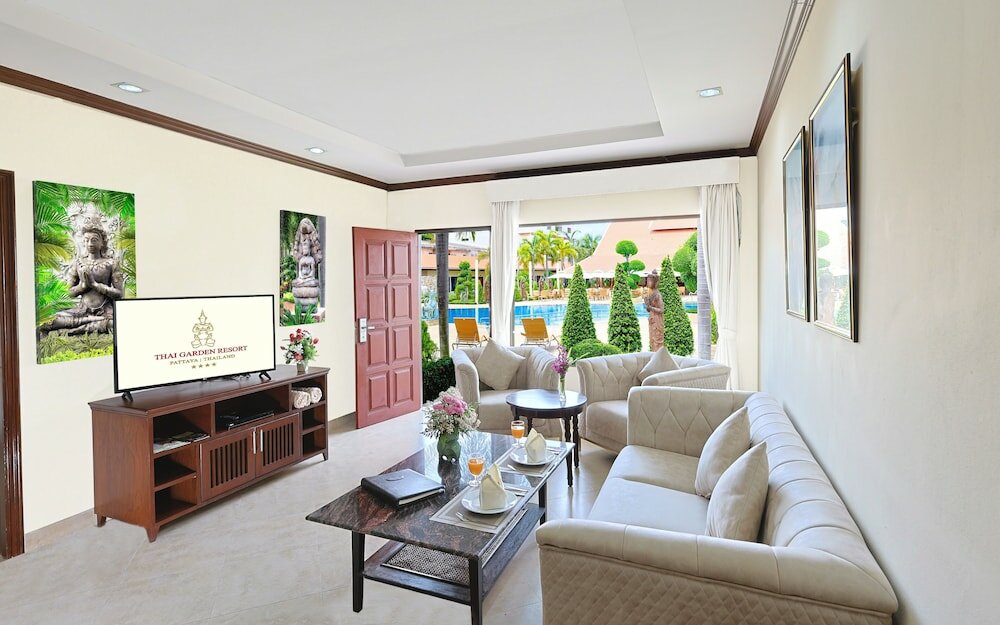 Deluxe Apartment, 2 Twin Beds, Poolside