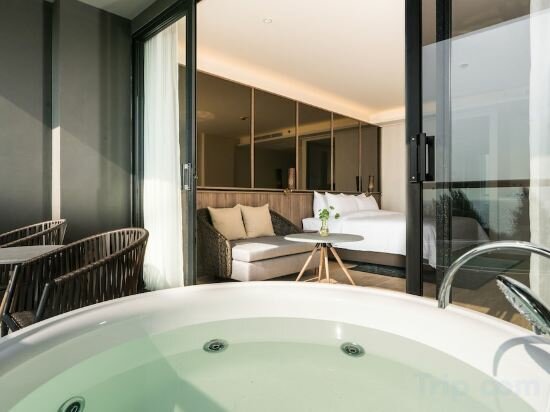 Ocean View Skybath Twin Room (Merry Building)