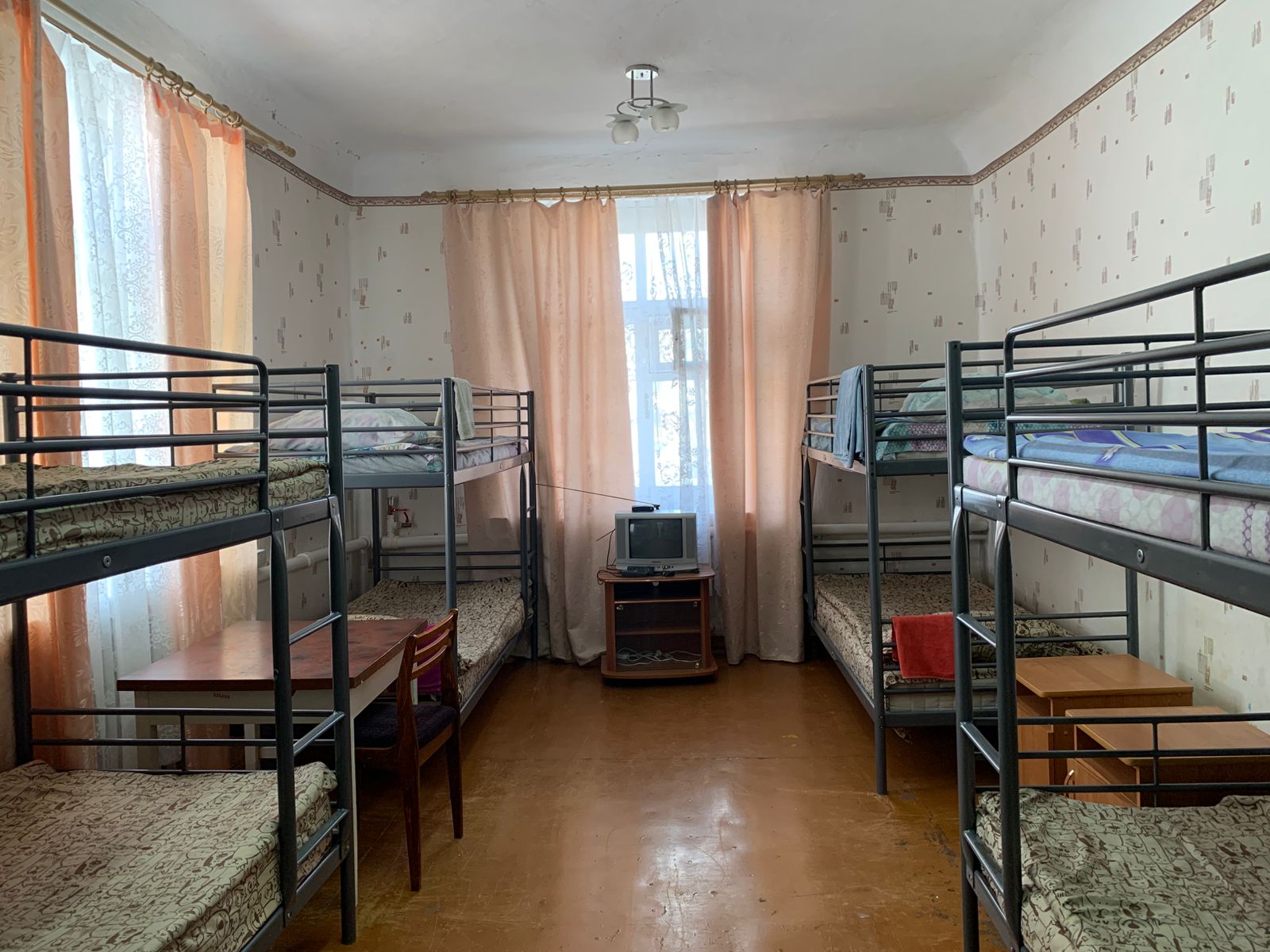 Восьмиместный номер с двухъярусными кроватями