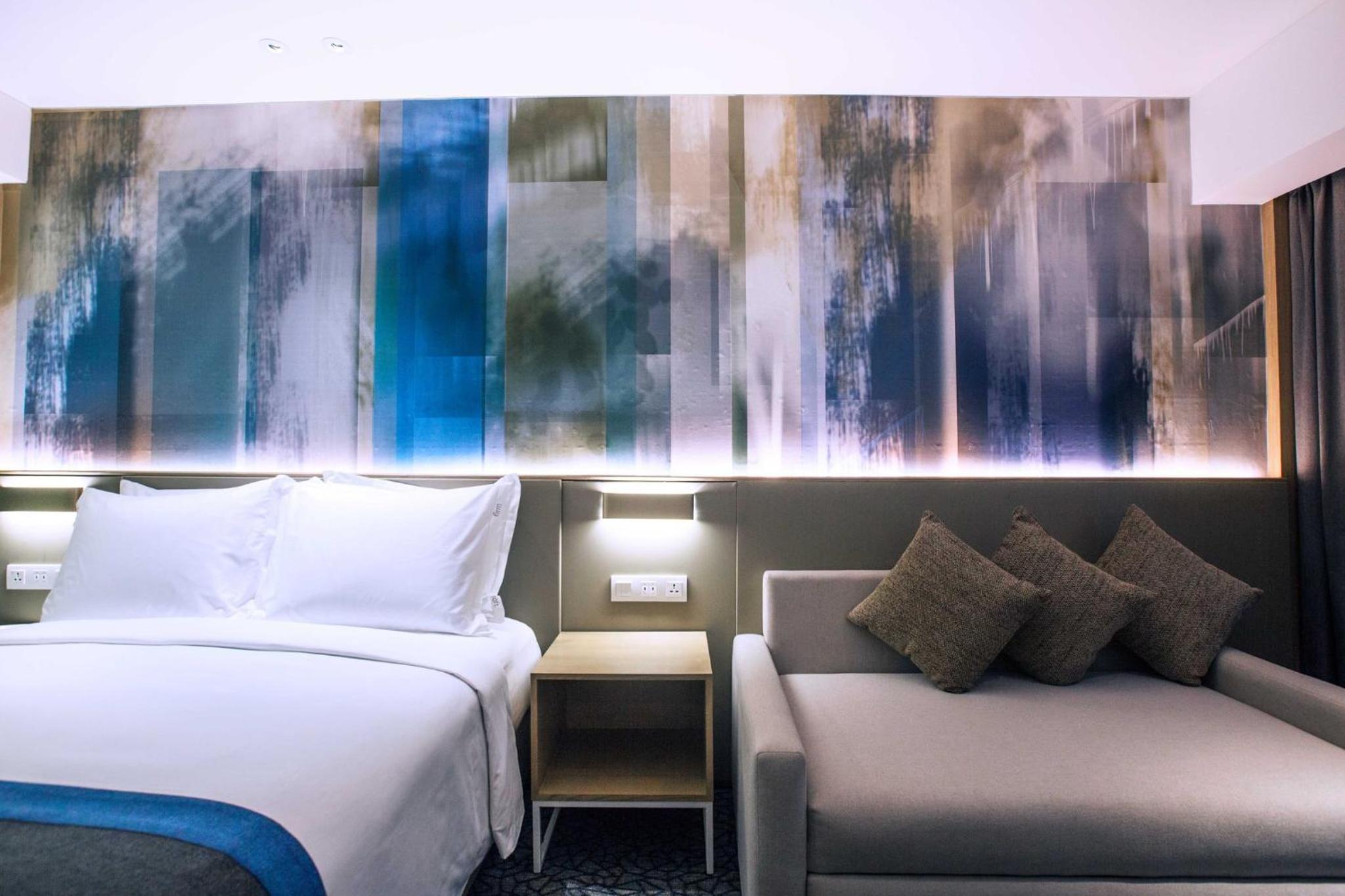 Standard Queen Room with Sofa Bed and Airport View