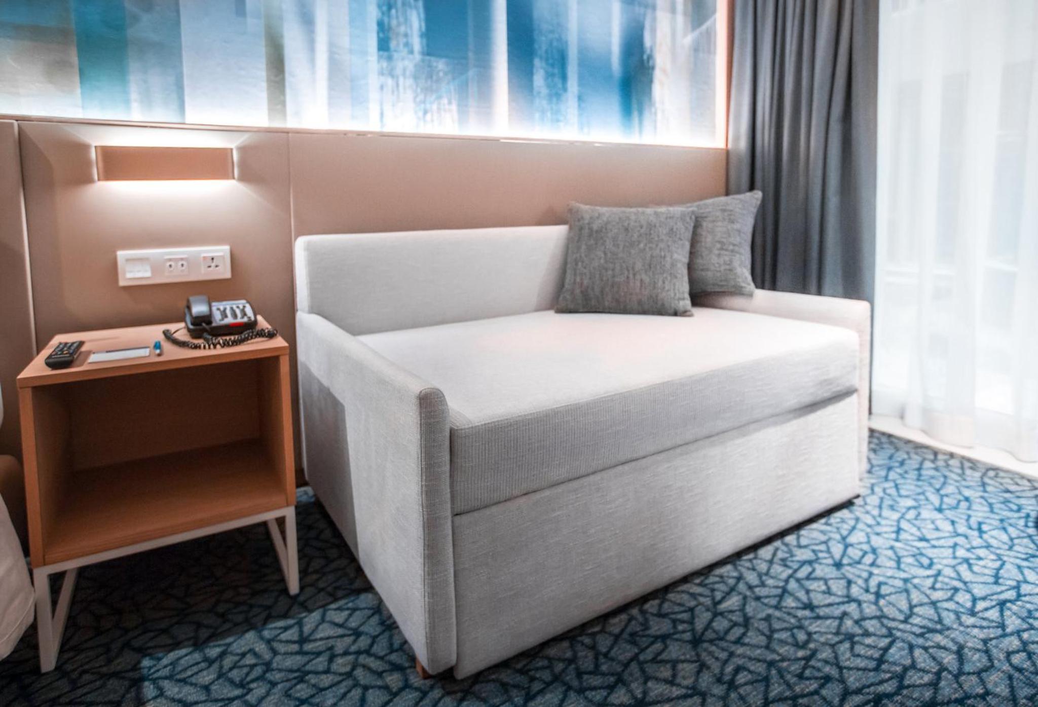 Standard Queen Room with Sofa Bed and Airport View