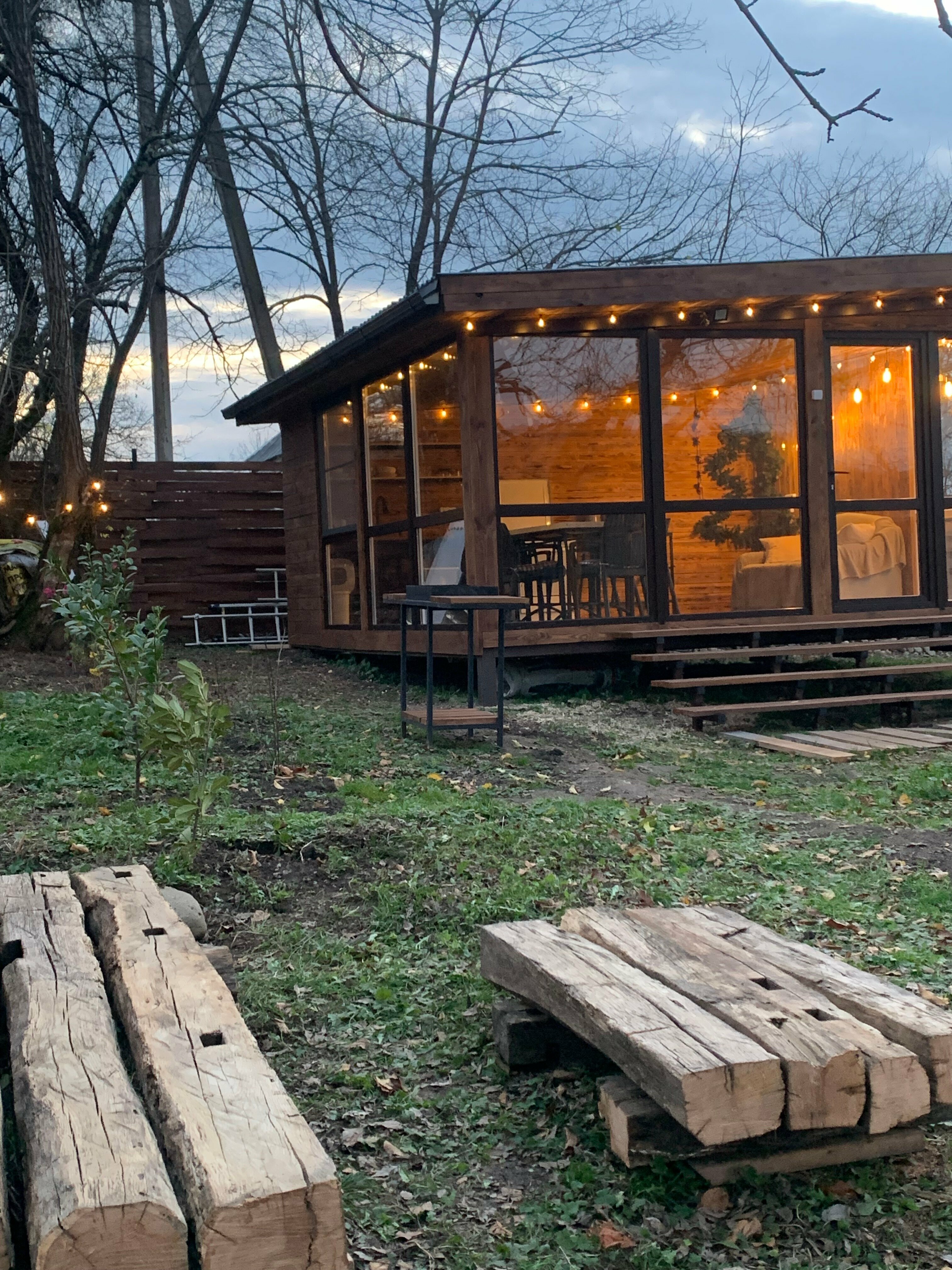 Домик с видом на лес