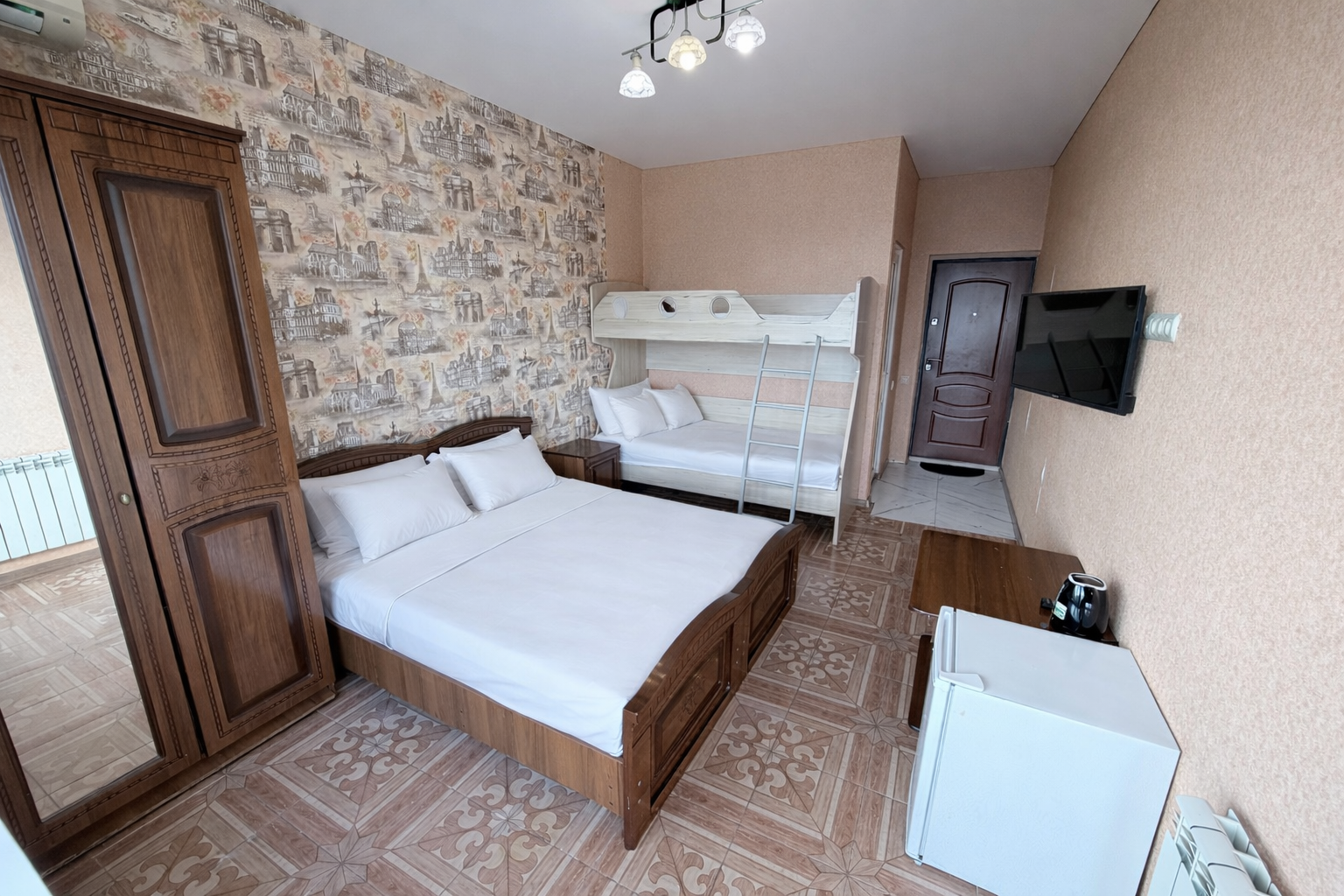 Улучшенный 4-х местный с балконом и видом на горы и бассейн