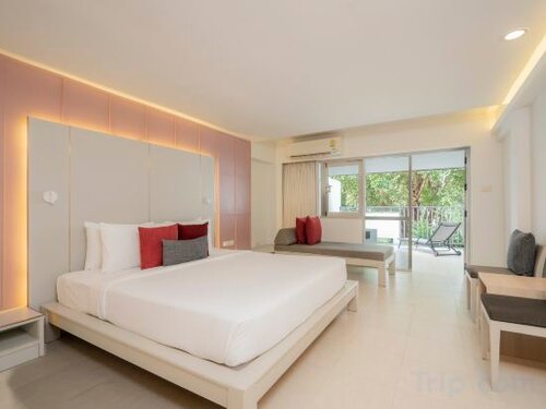 Deluxe Room with Jacuzzi в Sunshine Garden Resort