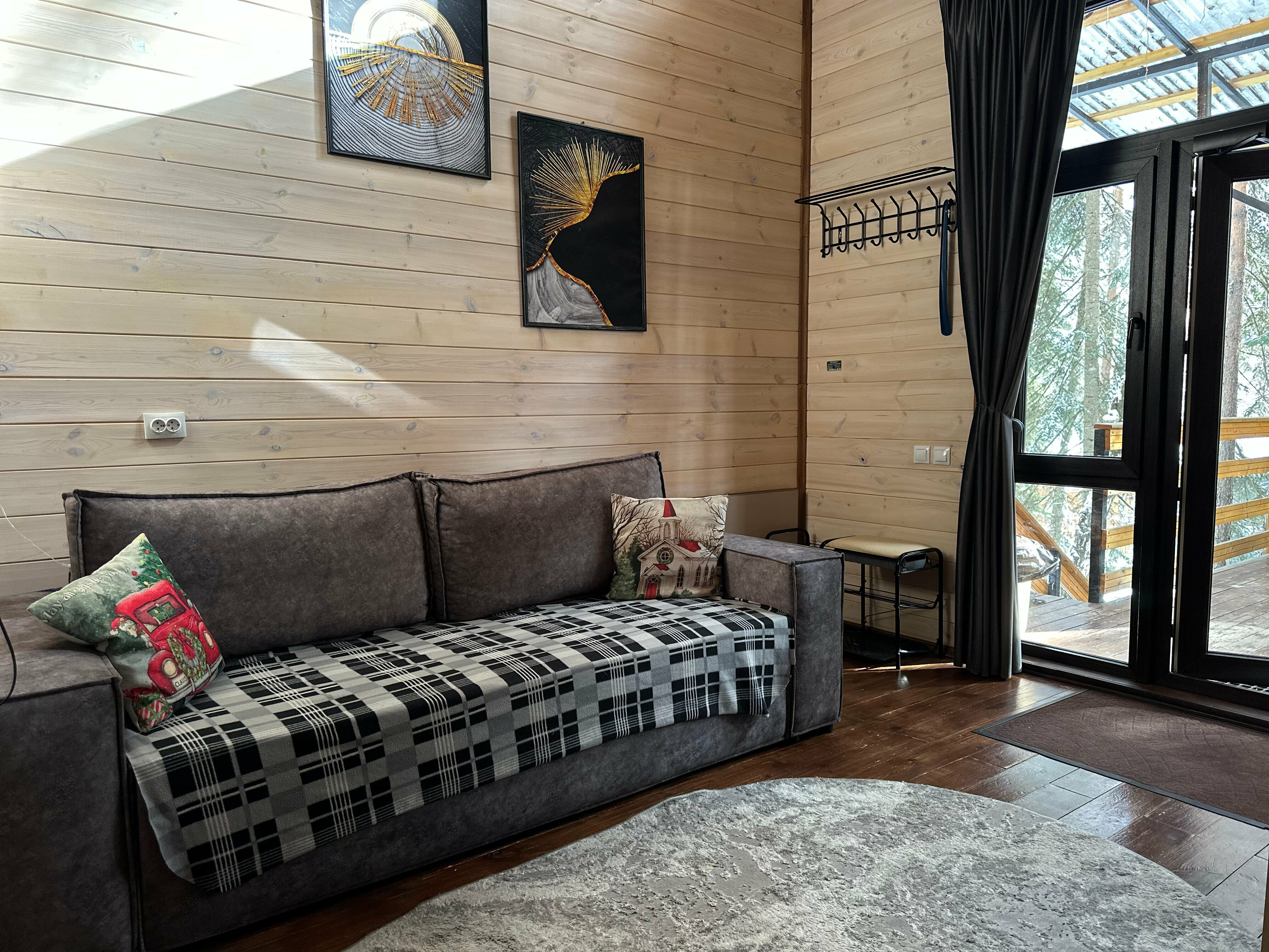 Барнхаус 3 с видом на хвойный лес и горы